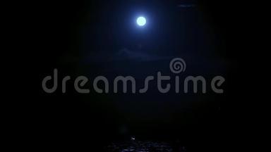 月光在水上，月亮在海上，月亮在夜空，月亮在水上